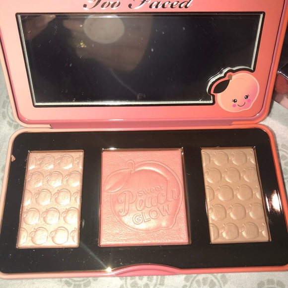 Too Faced Sweet Peach Glow Palette - Picture 3 of 3